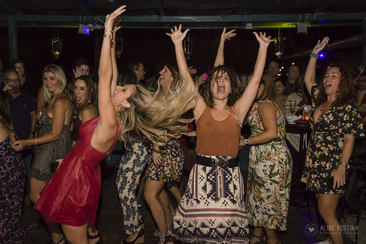 Pessoas dançando muito animadas na festa de 40 anos no Solar das Palmeiras na Ilha da Gigoia