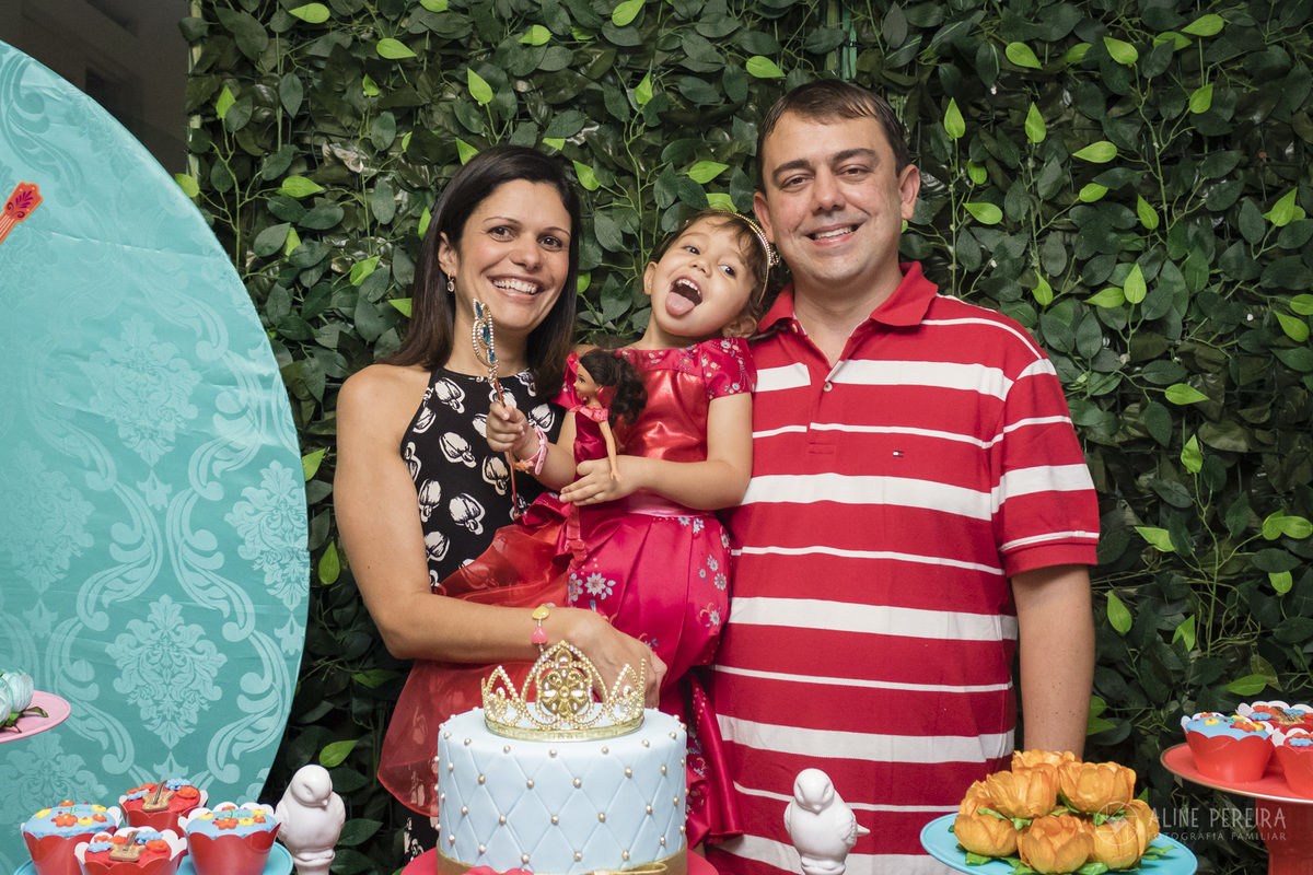 familia na mesa do bolo decorada com o tema elena de avalor
