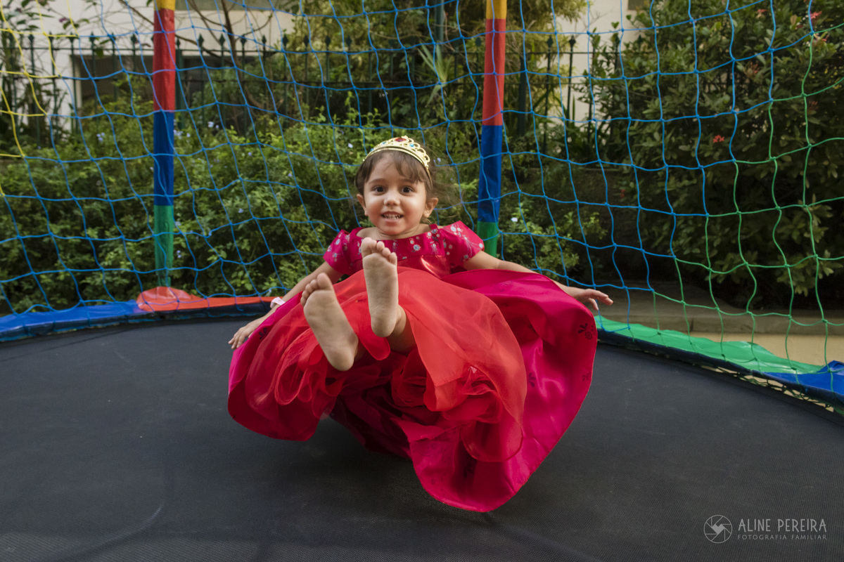 menina no pula-pula vestida de elena de avalor
