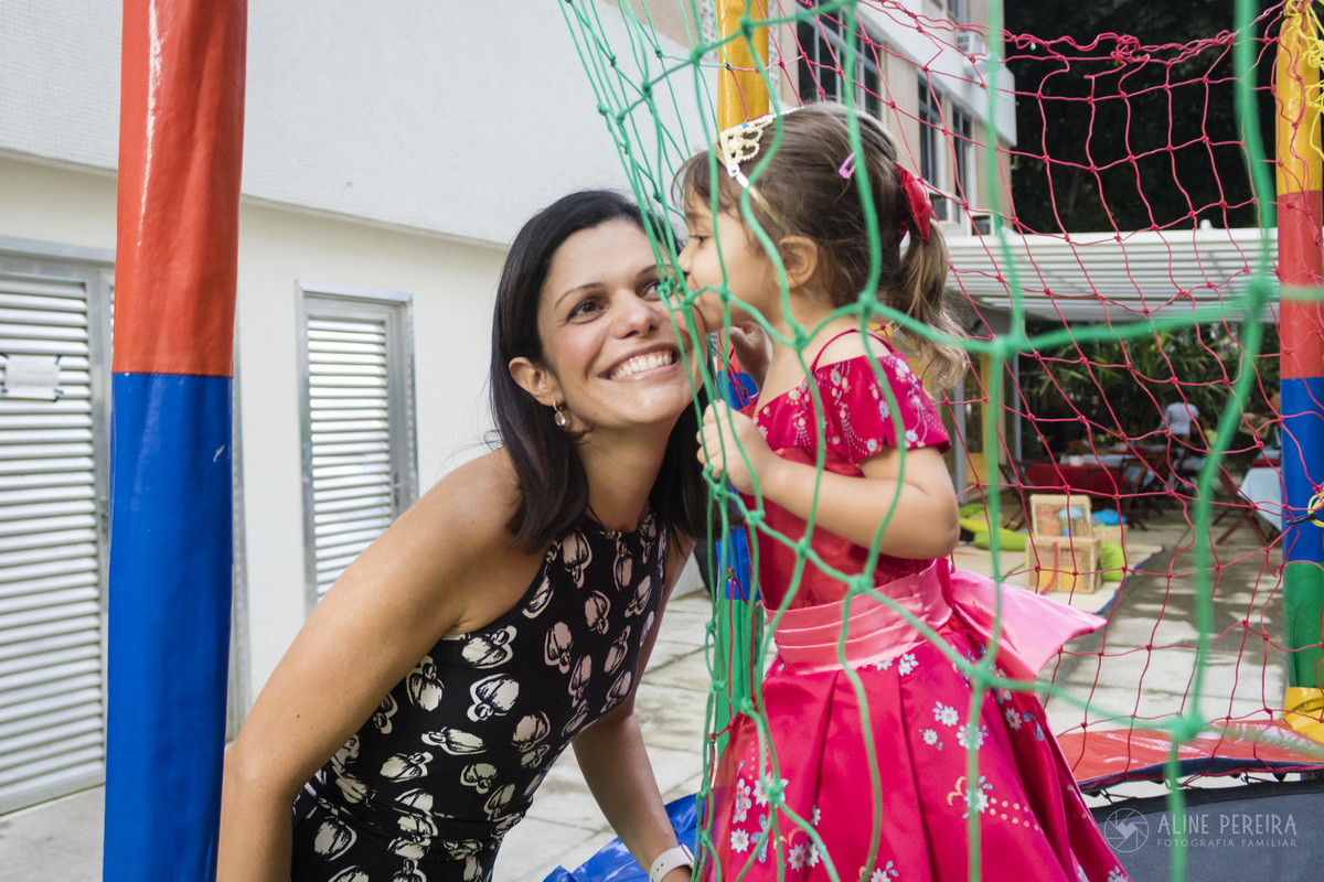 menina vestida de elena de avalor dando um beijo na mãe