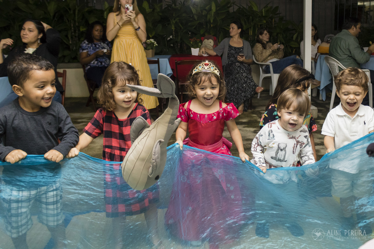 crianças brincando com os animadores na festa de aniversário