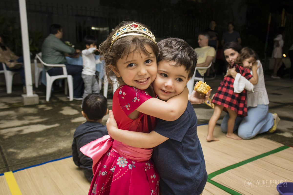 menina vestida de elena de avalor abraçando o amigo