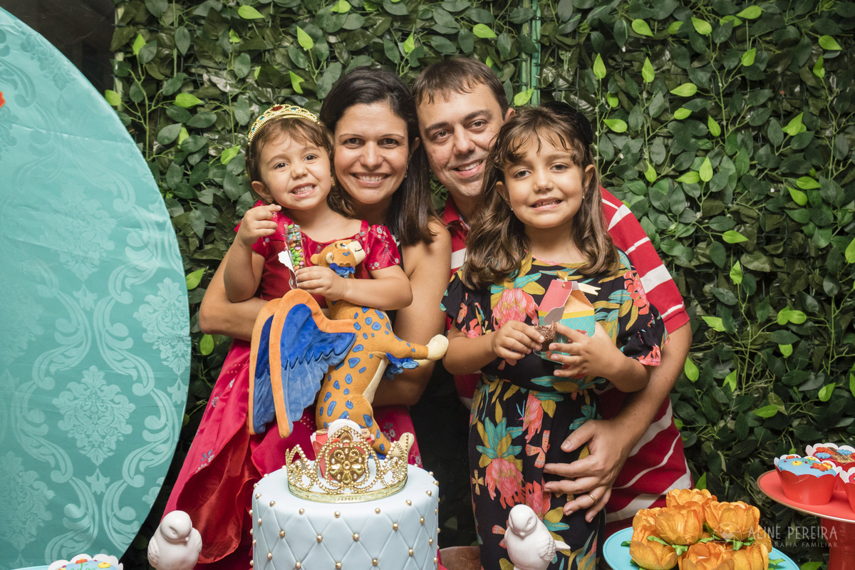 familia reunida na mesa do bolo decorada com o tema elena de avalor