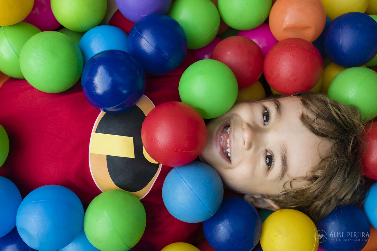 aniversariante afundado na piscina de bolinhas