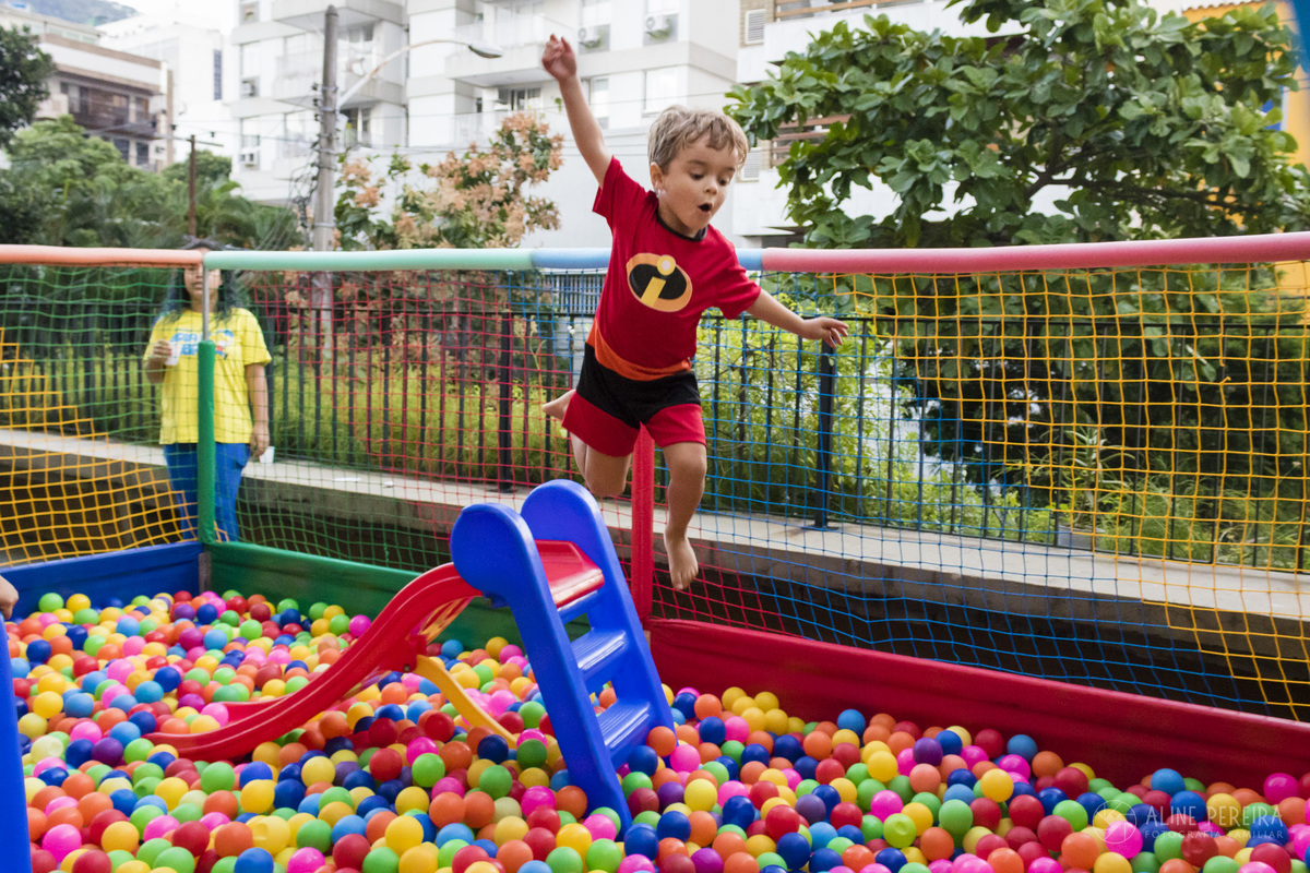menino dando um super pulo na piscina de bolinhas