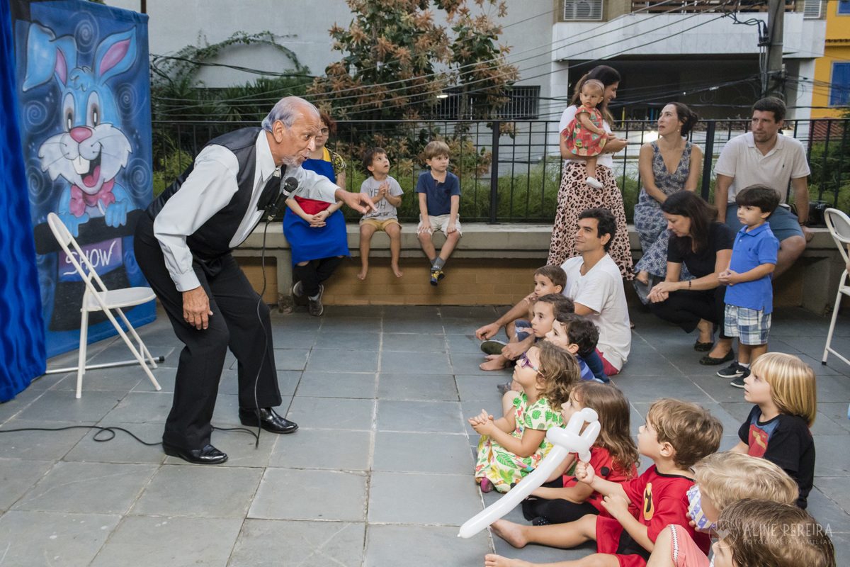 o mágico Almik fazendo sua apresentação na festa de aniversário