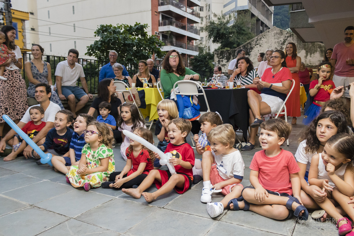 público sorrindo com o show de mágica do mágico Almik na festa de aniversário