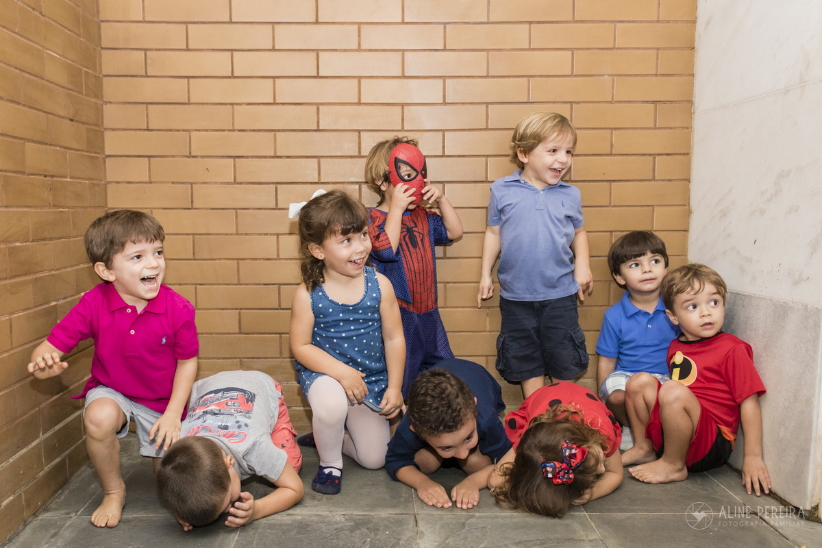 crianças brincando de pique-esconde