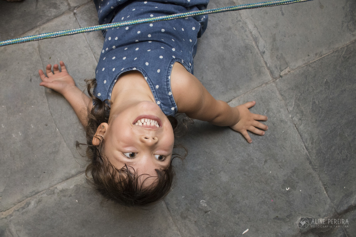 menina passando embaixo da corda