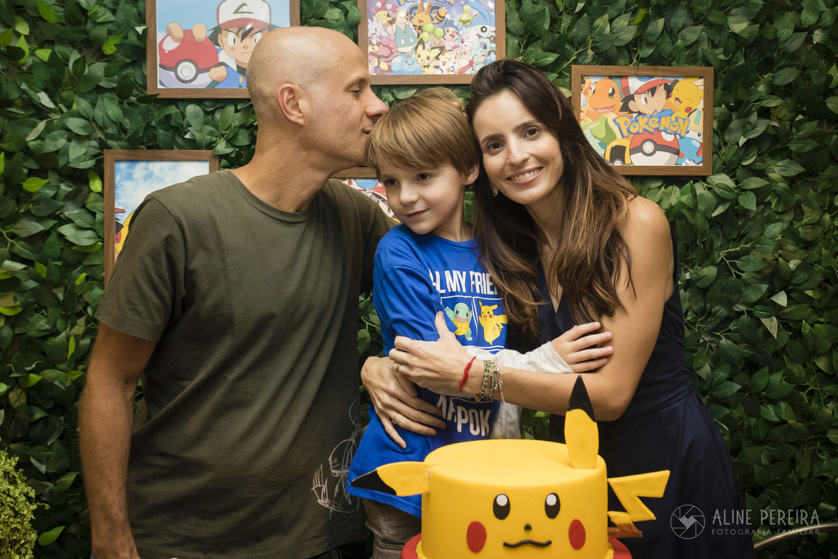 familia na mesa do bolo decorada com o tema pokemon na casa de festas Animasom 