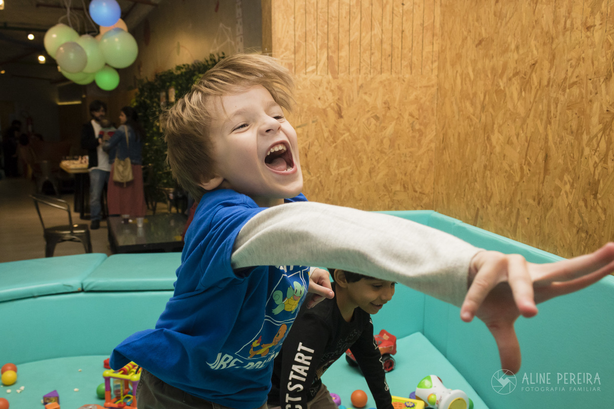 Criança atirando uma bola na festa de aniversario