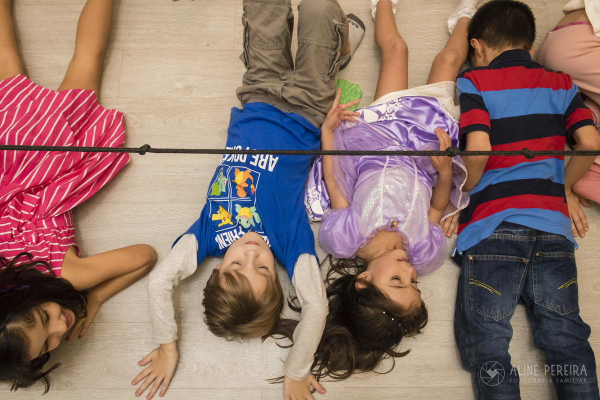 crianças brincando de passar embaixo da corda na festa de aniversário na casa de festas Animasom
