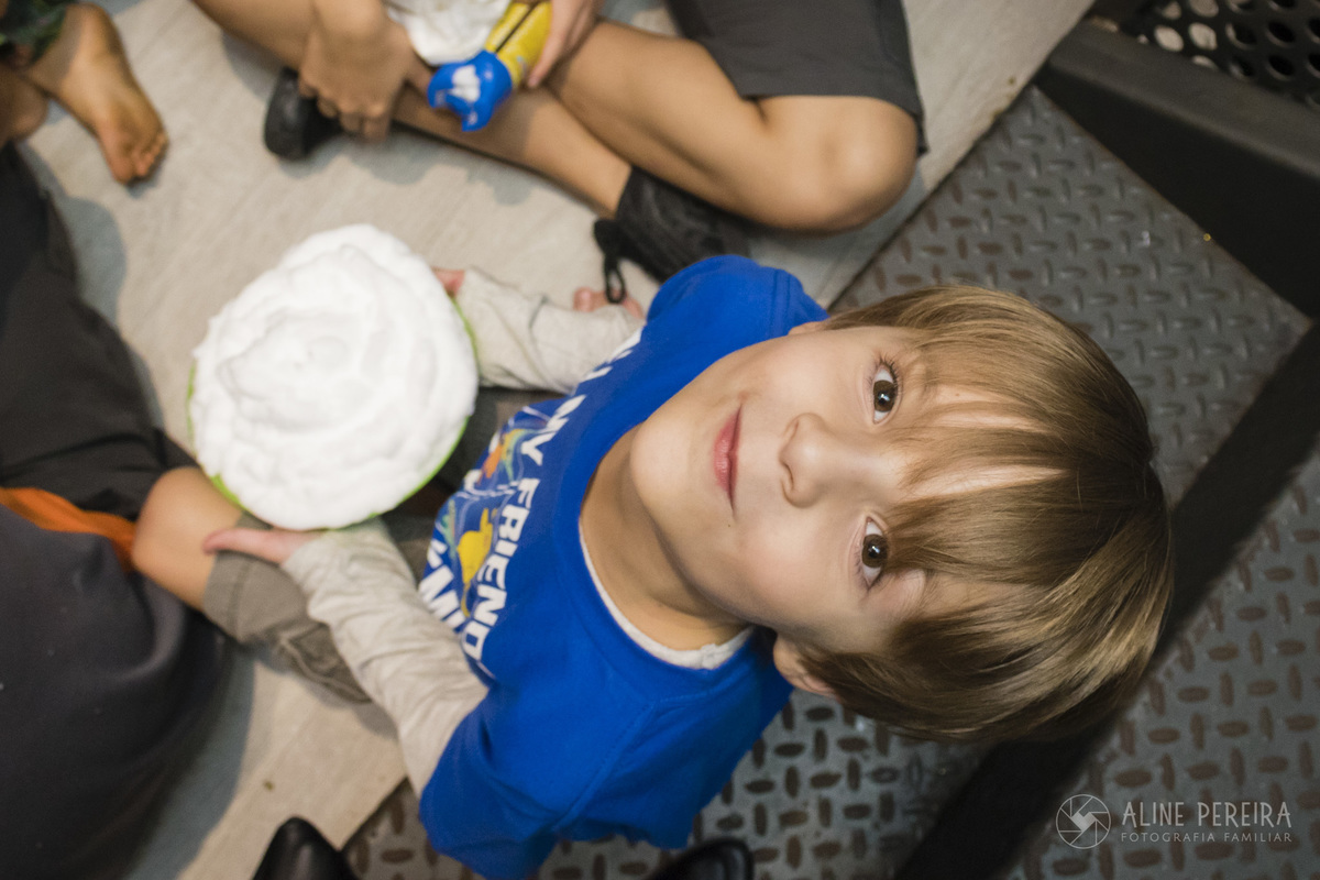 criança brincando de torta na cara na festa de aniversário na casa de festas animasom 