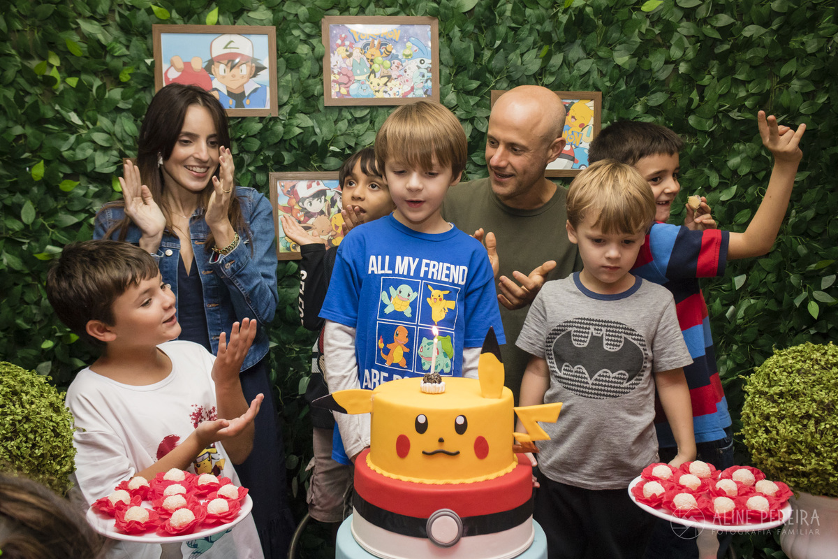 hora do parabens da festa de aniversário com a mesa decorada com o tema pokemon na casa de festas Animasom