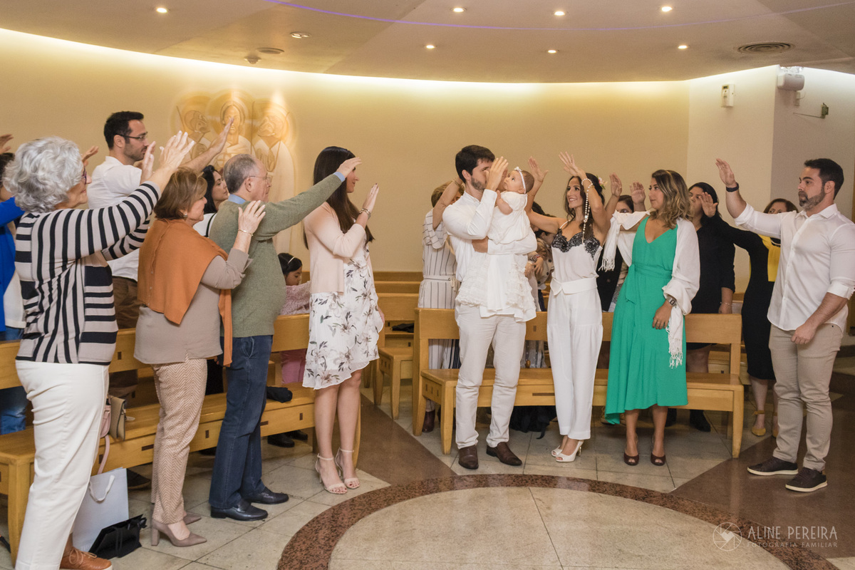 menina recebendo as bençãos de todos em seu batizado
