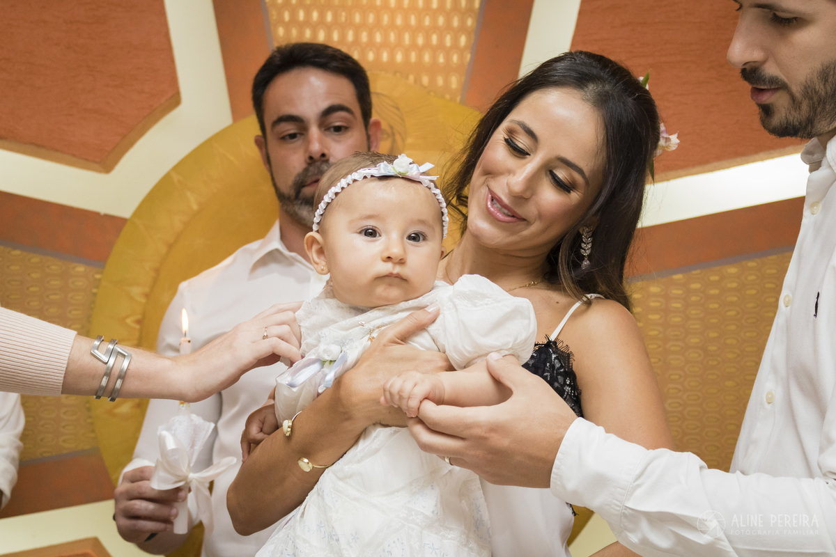 menina em na sua cerimonia de batismo  na capela do colegio santo agostinho na paroquia santa monica leblon
