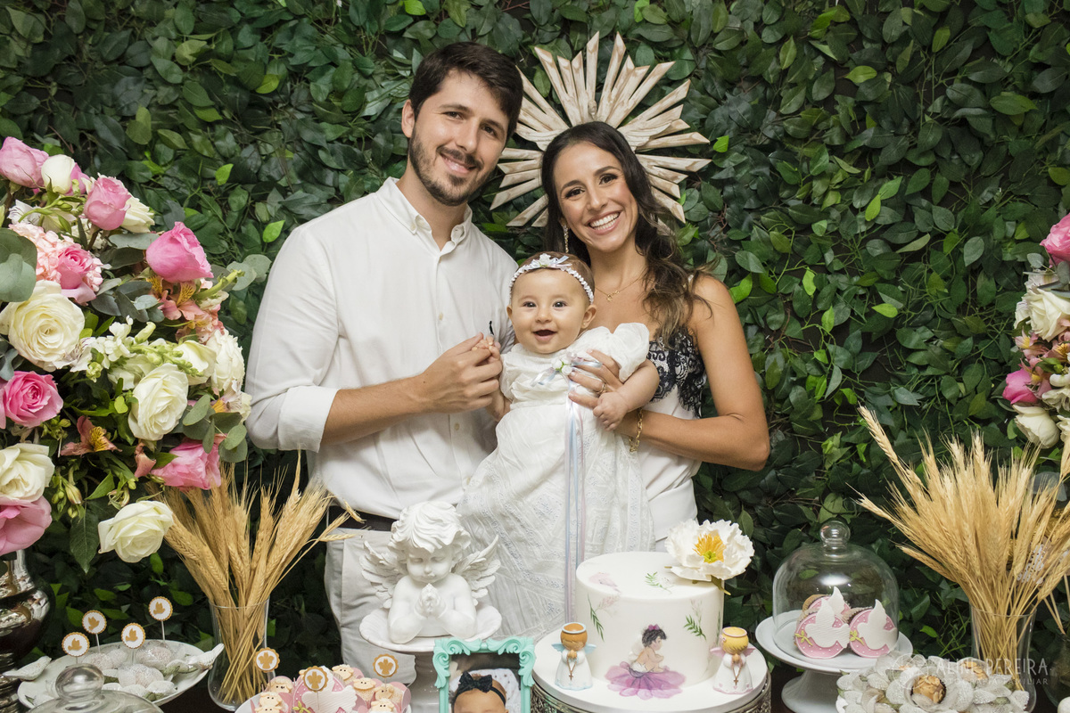 familia na mesa do bolo decorada para o batizado
