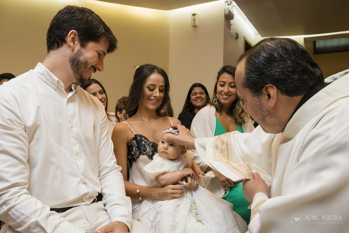 menina sendo batizada  na capela do colegio santo agostinho na paroquia santa monica leblon