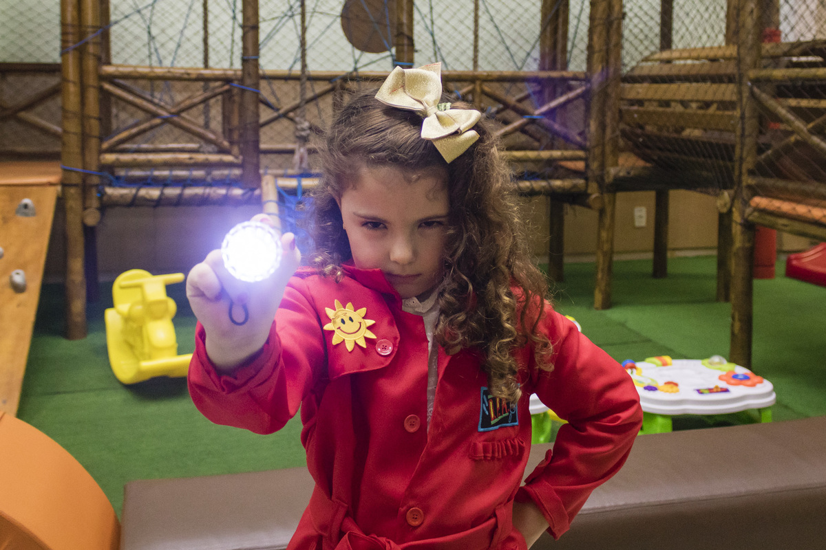 menina vestida de sol do dpa segurando uma lanterna na casa de festas animania