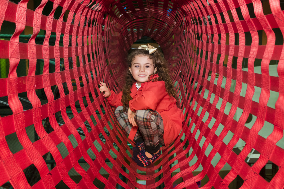 menina no tunel de brinquedo da casa de festas Animania em botafogo