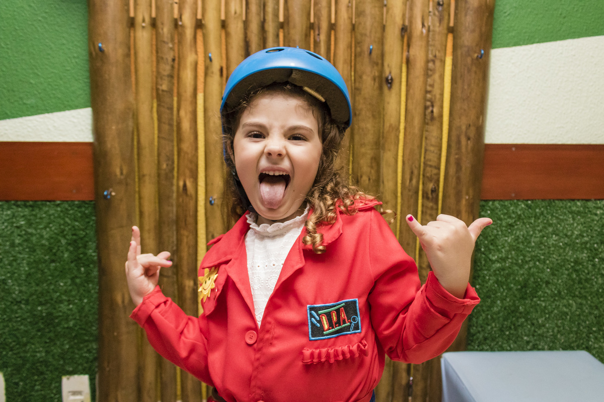 menina pronta pra andar na tirolesa