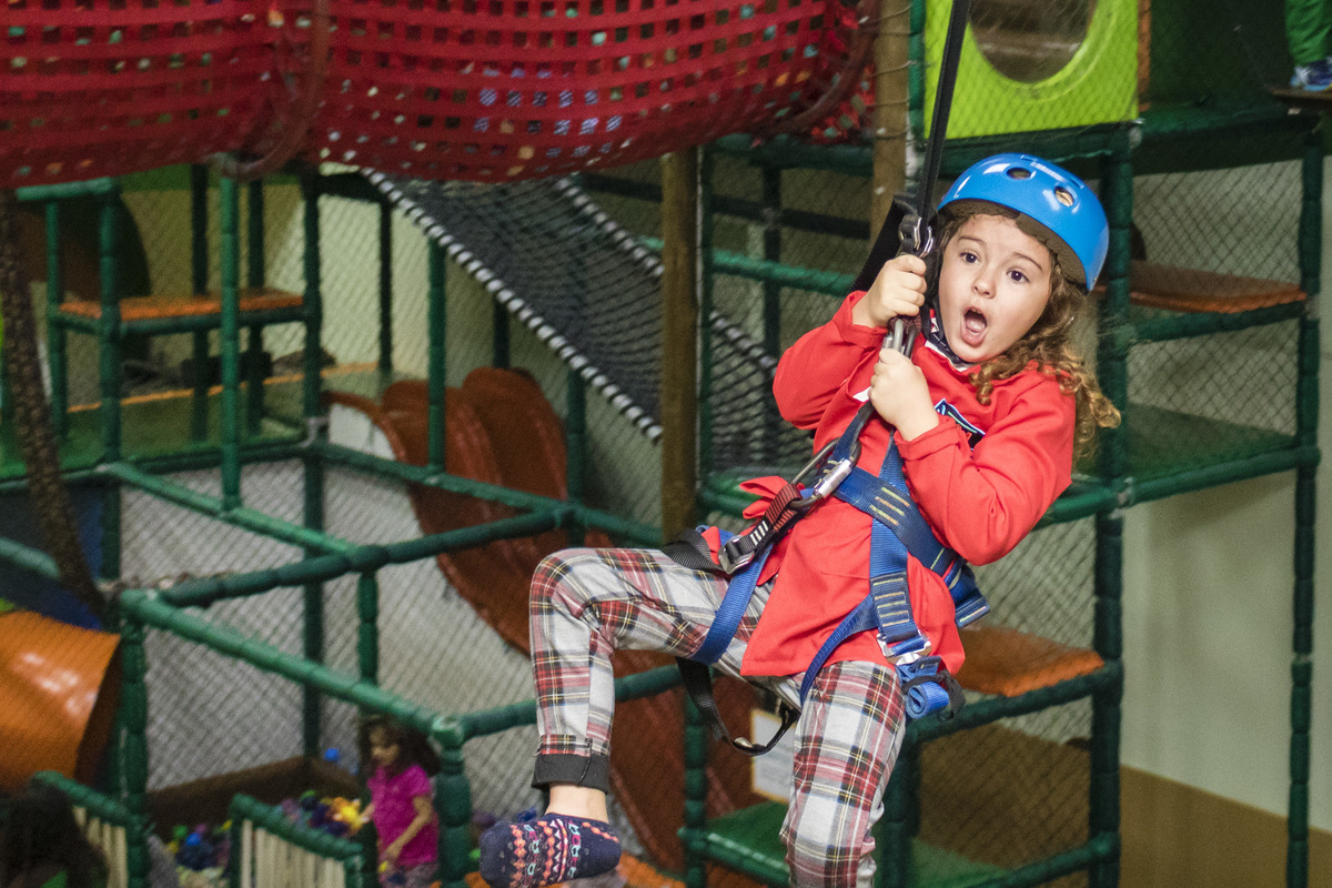 menina andando na tirolesa da casa de festas Animania em Botafogo