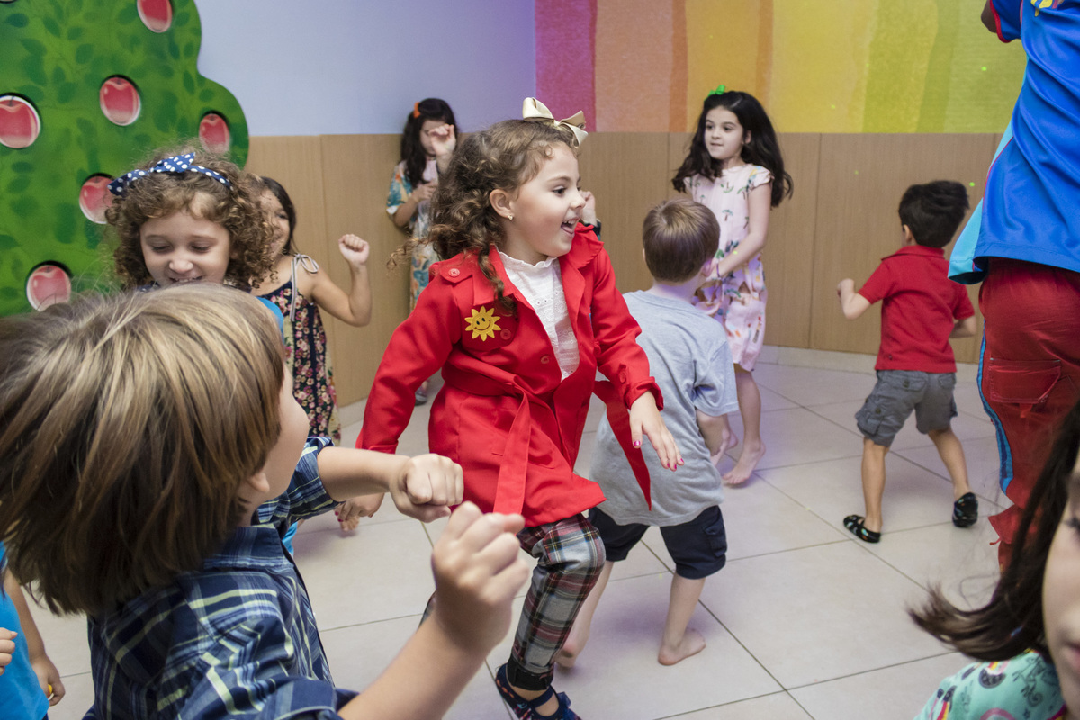 menina dançando na sua festa de aniversario na casa de festas animania em botafogo