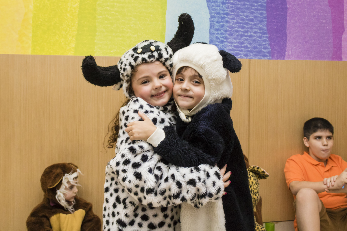 menina vestida de vaquinha e menino vestido de panda na festa de aniversario