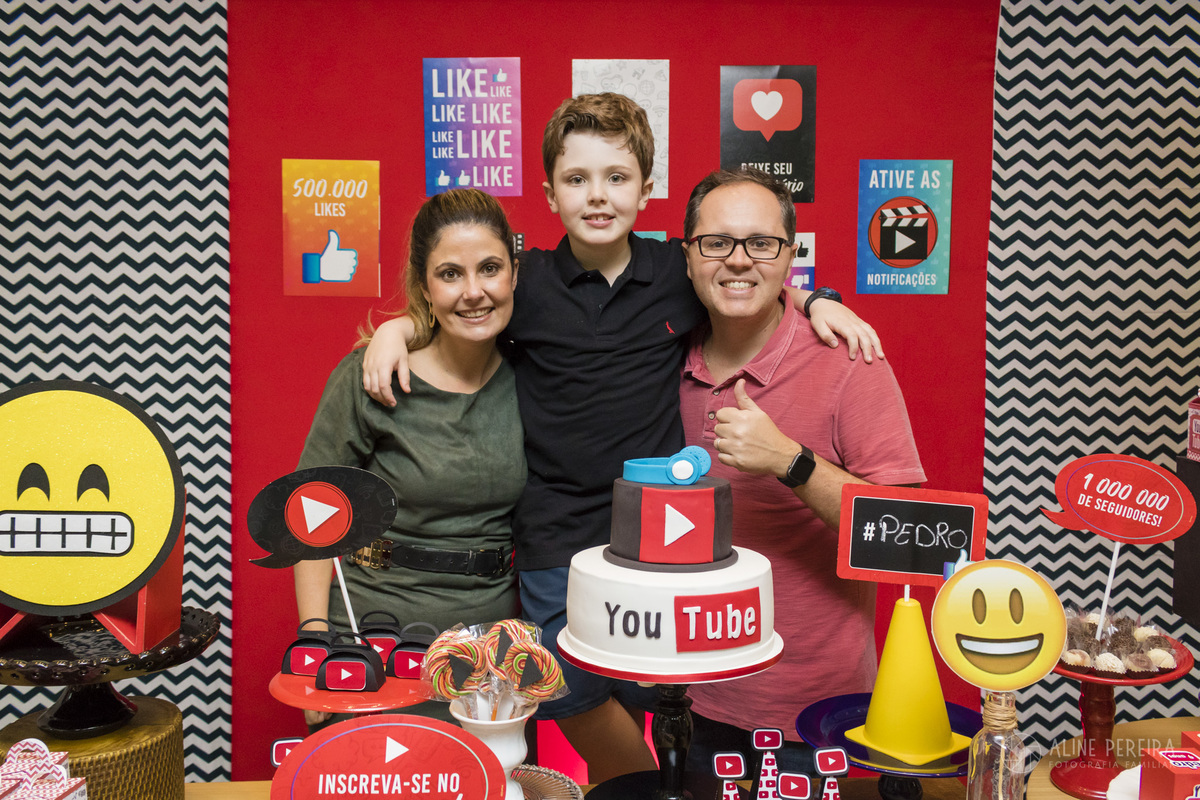 familia na mesa do bolo decorada com o tema youtuber na casa de festas animania