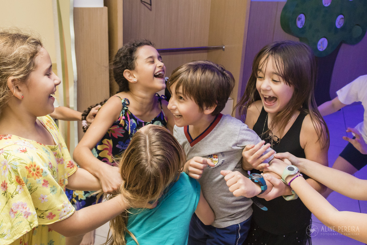 crianças brincando de policia e ladrao na casa de festas animania em botafogo