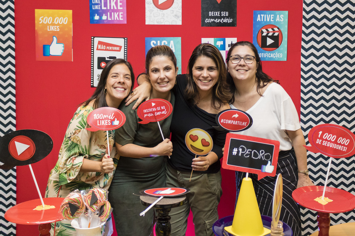 mães se divertindo com plaquinhas divertidas na festa de aniversario com o tema youtube