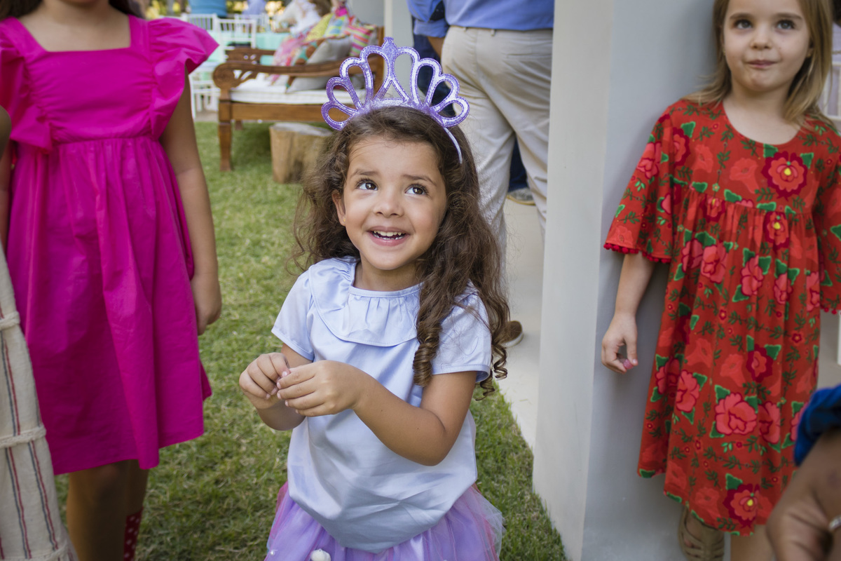menina feliz em sua festa de aniversário ao ar livre