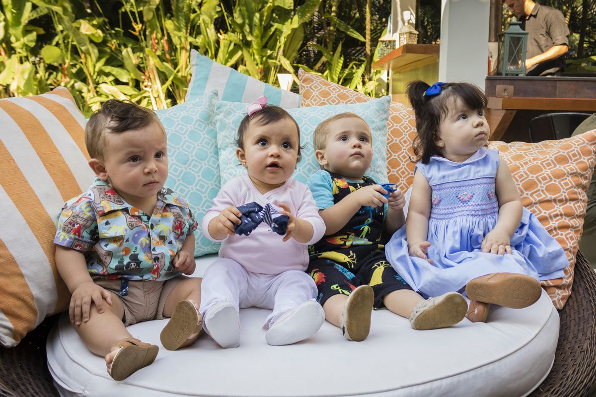 4 crianças de 1 ano sentadas no sofá