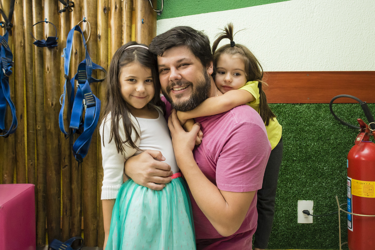 aniversariante com o pai e a amiga na festa de aniversário