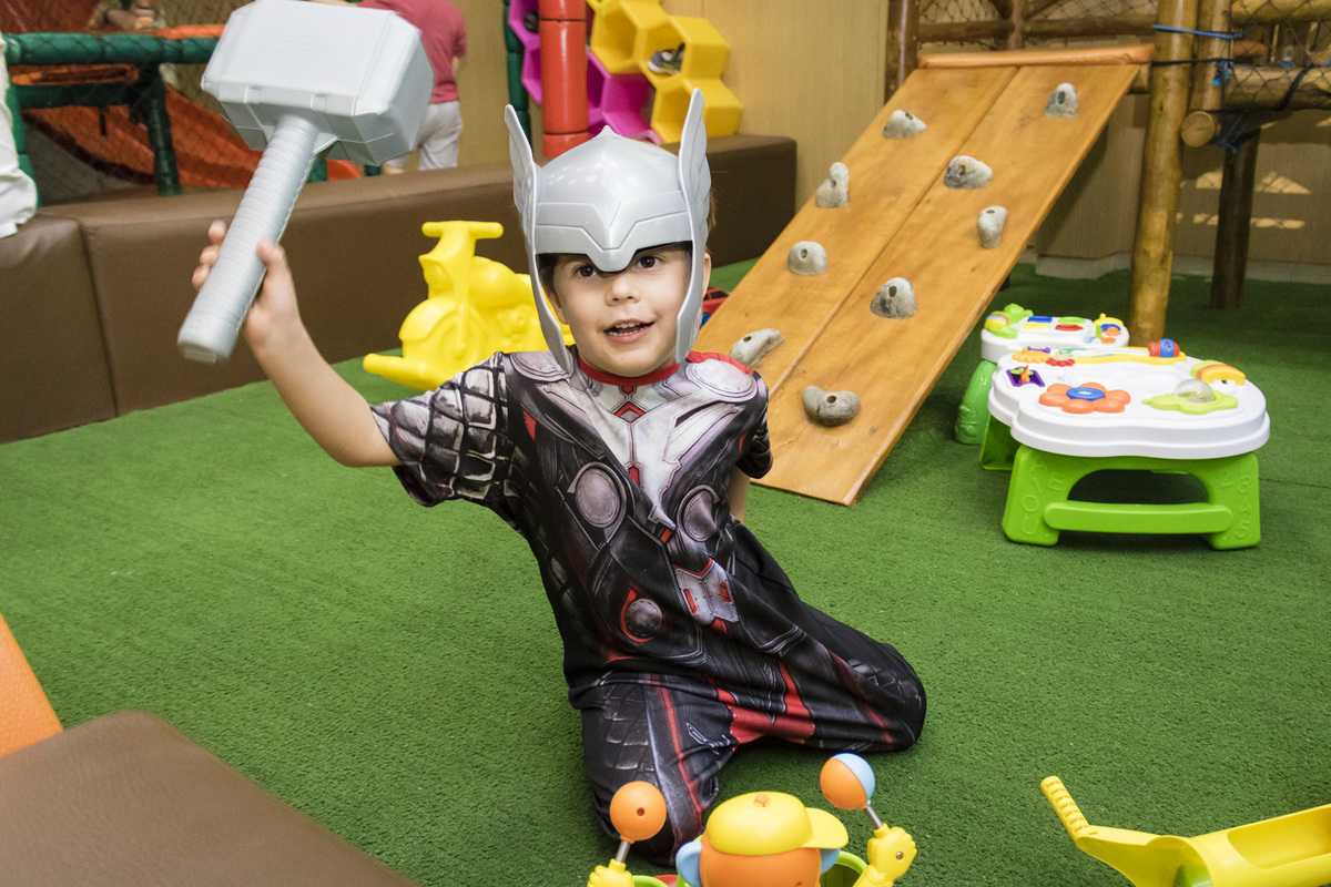 aniversariante fantasiado de thor na casa de festas animania em botafogo