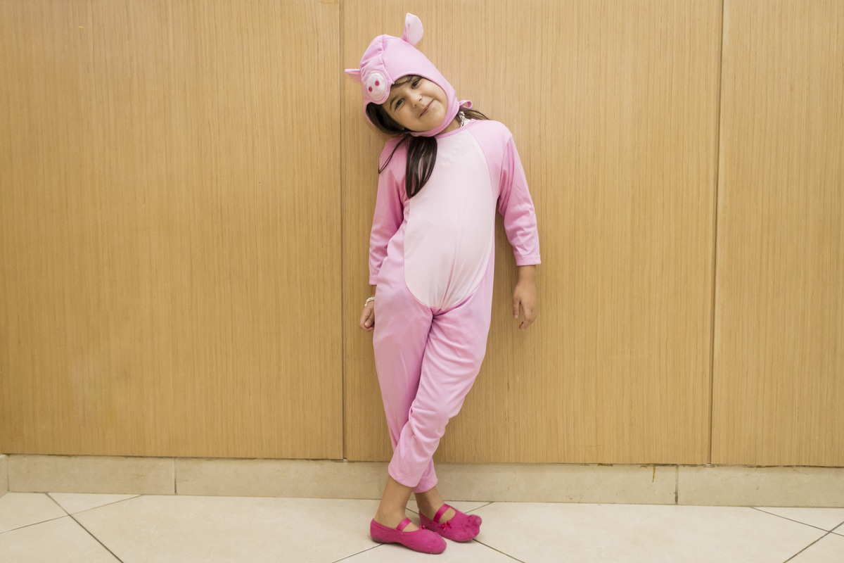 menina com fantasia de porquinha rosa