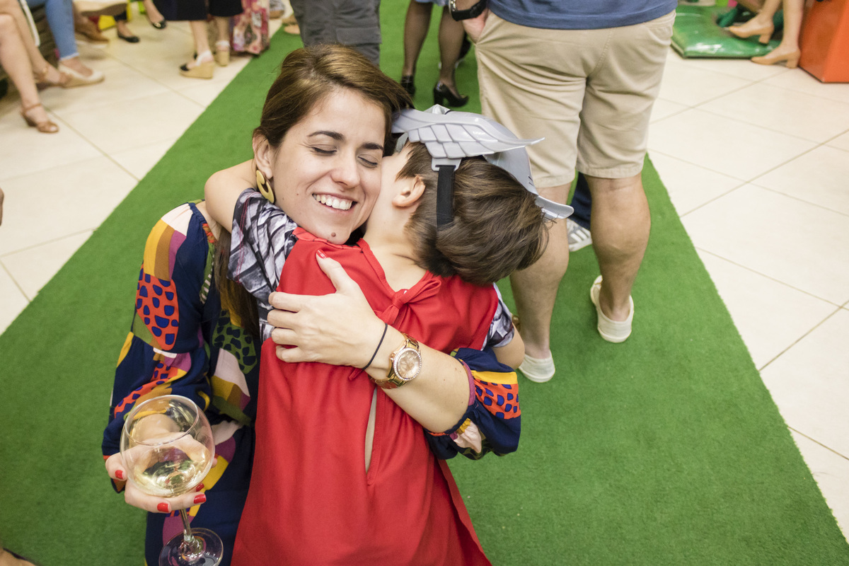 menino fantasiado de thor dando um abraço na mãe