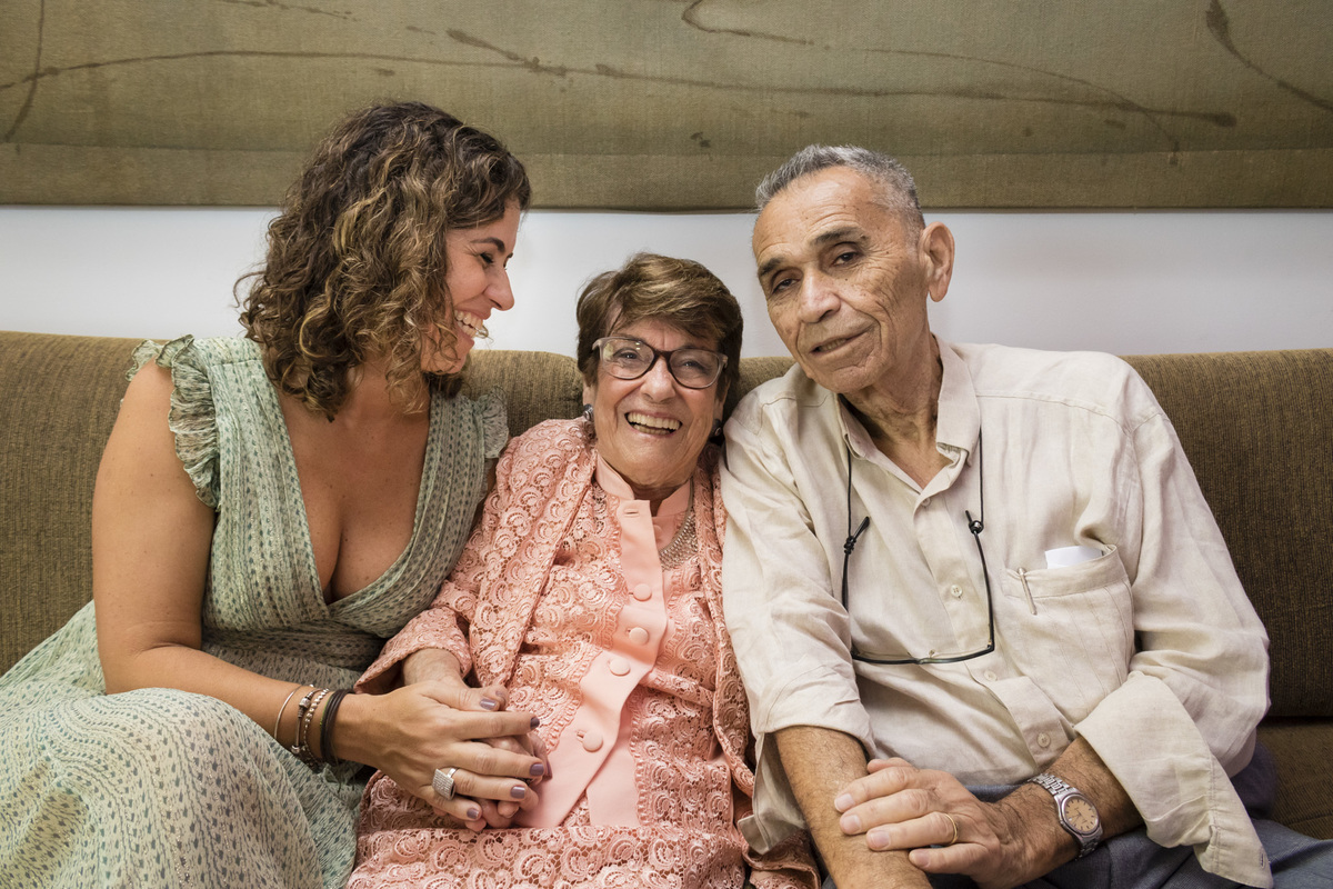 casal comemorando bodas de ouro com a sua filha