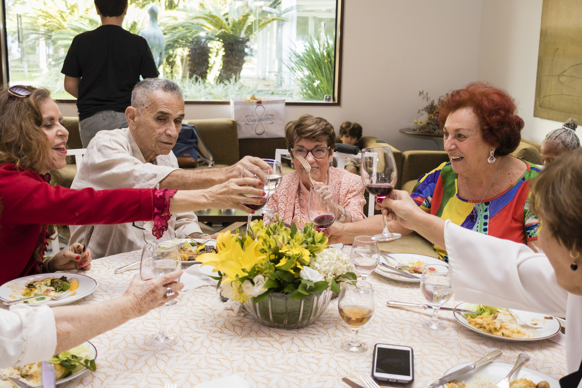 brinde na festa de bodas de ouro