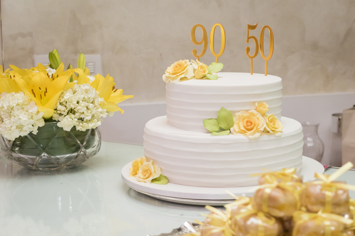 mesa do bolo na comemoração das bodas de ouro