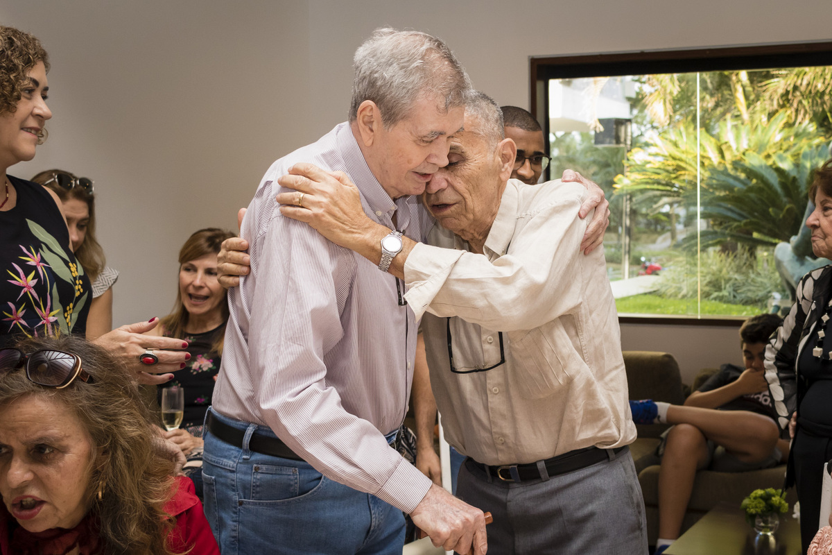 abraço entre 2 senhores idosos