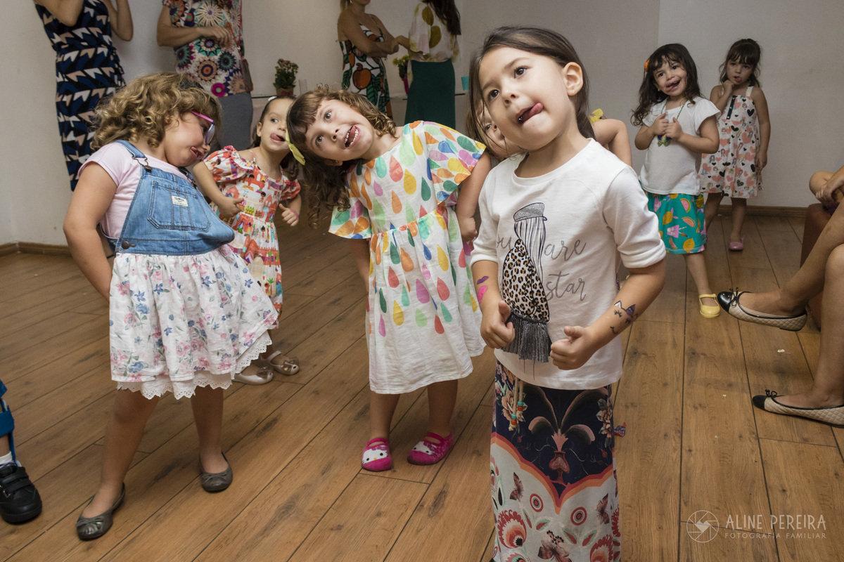 crianças dançando tchu tchu ê
