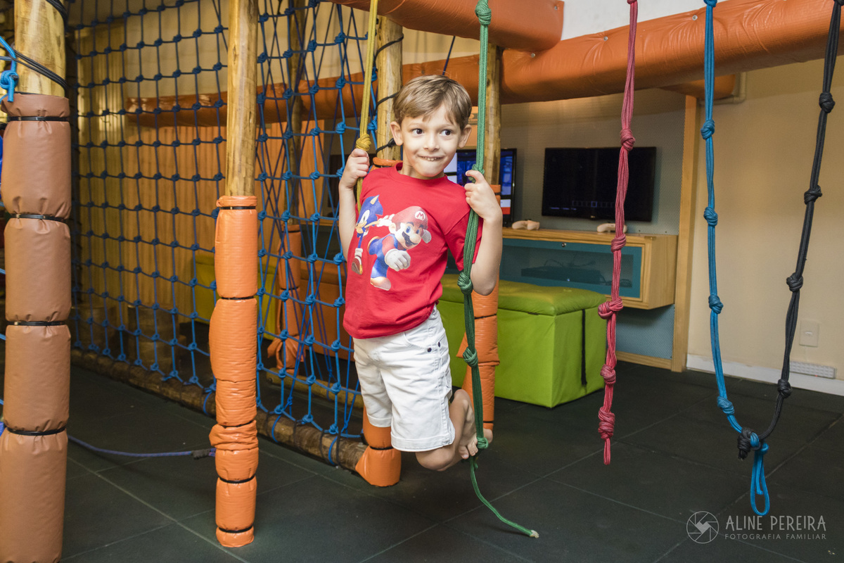 Menino brincando na casa de festas Upkids 
