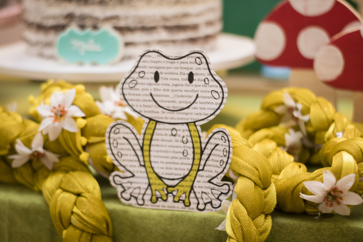 decoração da festa com o tema contos infantis