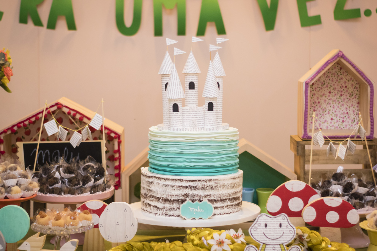 bolo da festa com o tema contos infantis