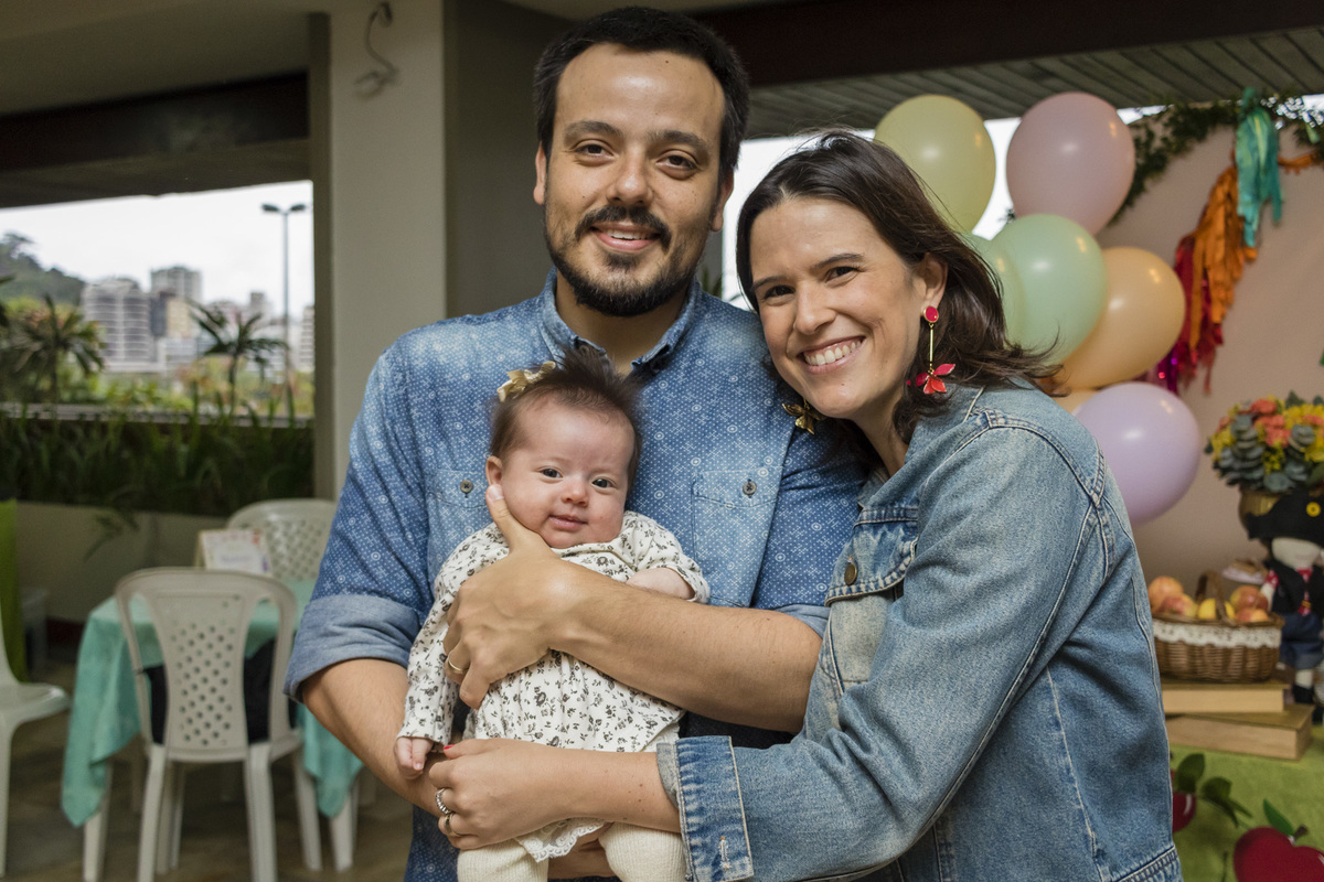 família feliz na festa com um bebê de 2 meses