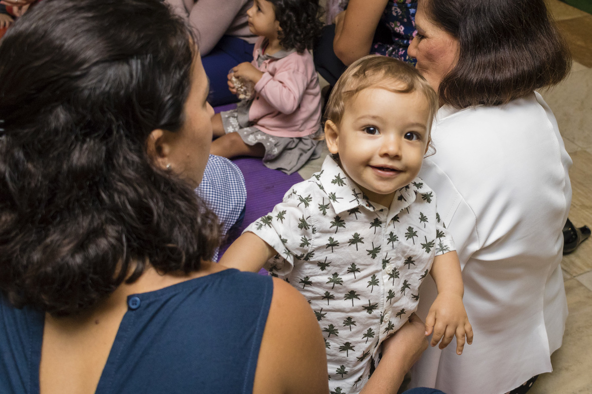 criança posando para a foto na festa de aniversário
