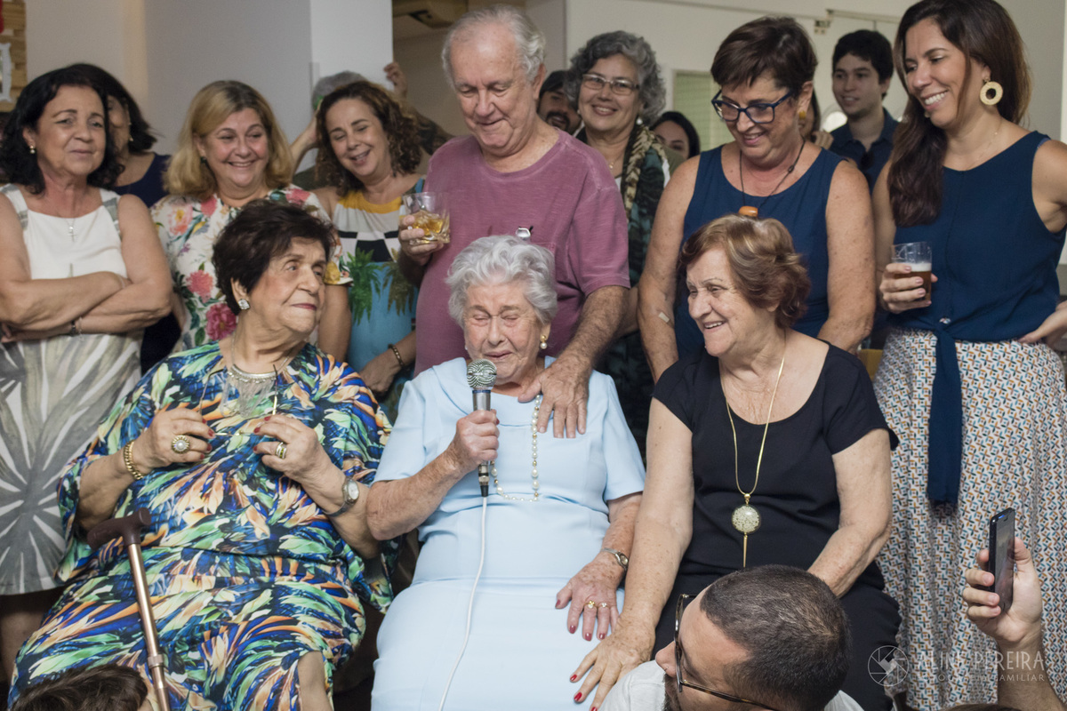 senhora idosa emocionada em sua festa de aniversario de 90 anos