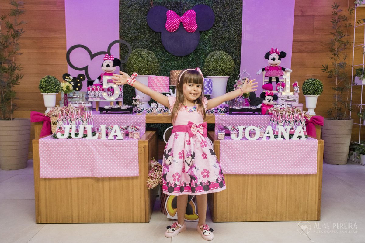 Menina em frente a mesa do bolo com tema minnie rosa na casa de festas espoleta em botafogo