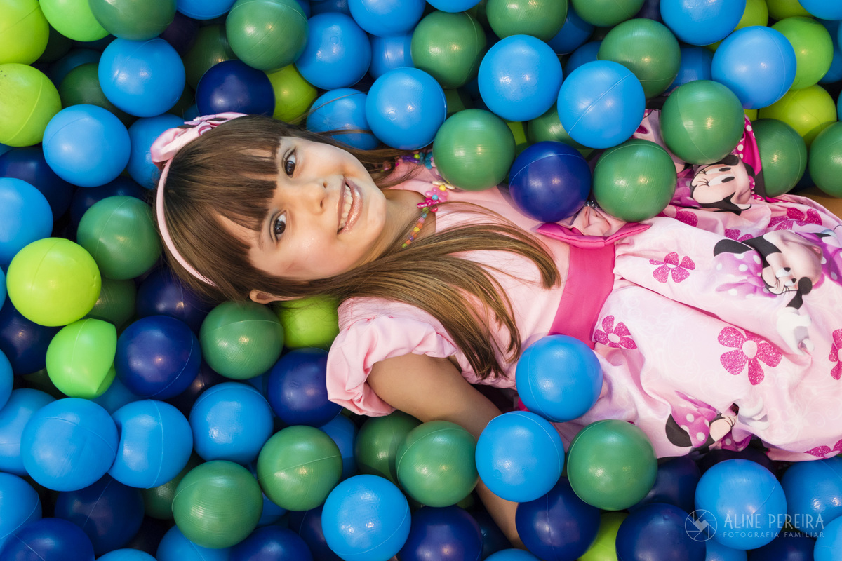 menina na piscina de bolas da casa de festas espoleta em botafogo